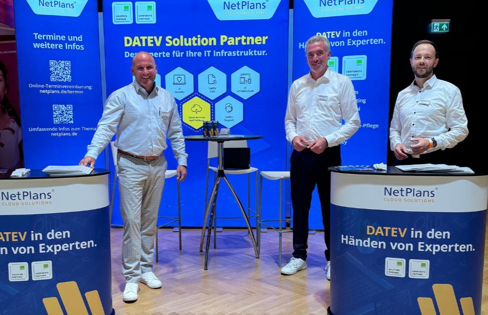 DATEV Messestand präsentiert von drei fröhlichen Männern in hellen Hemden