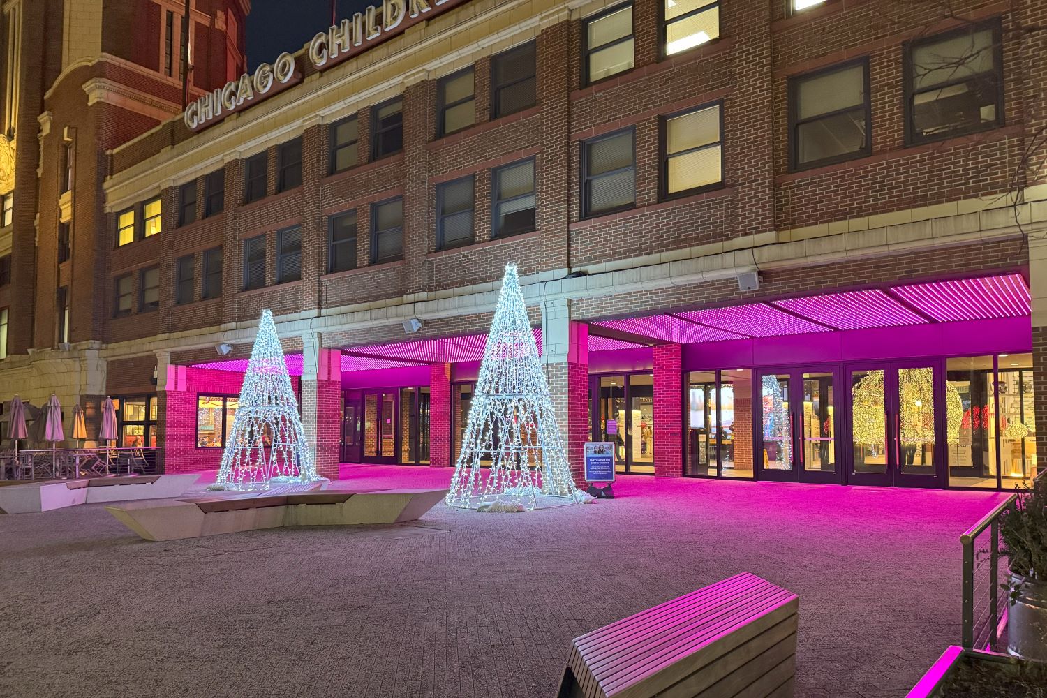 Weihnachtsbäume aus Lichterketten vor einem Hotel in Chicago