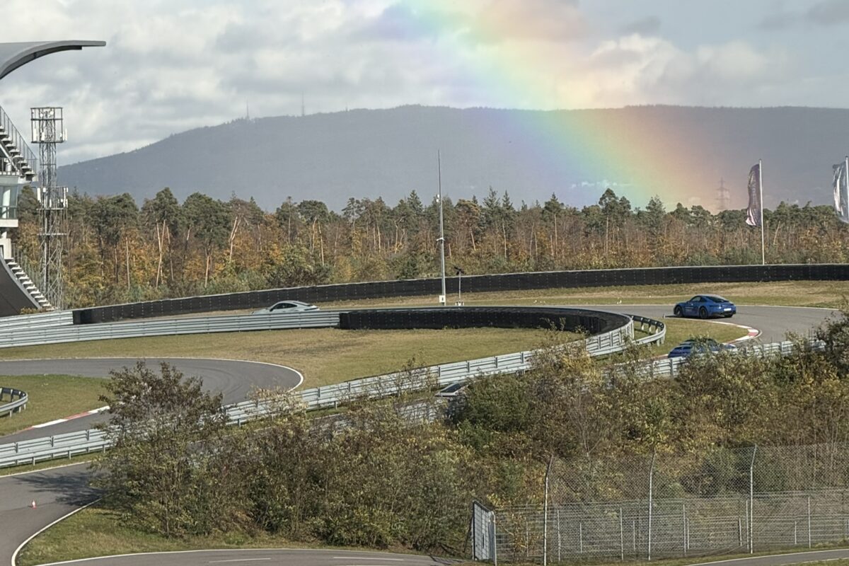 Blick auf den Hockenheimring mit Regenbogen