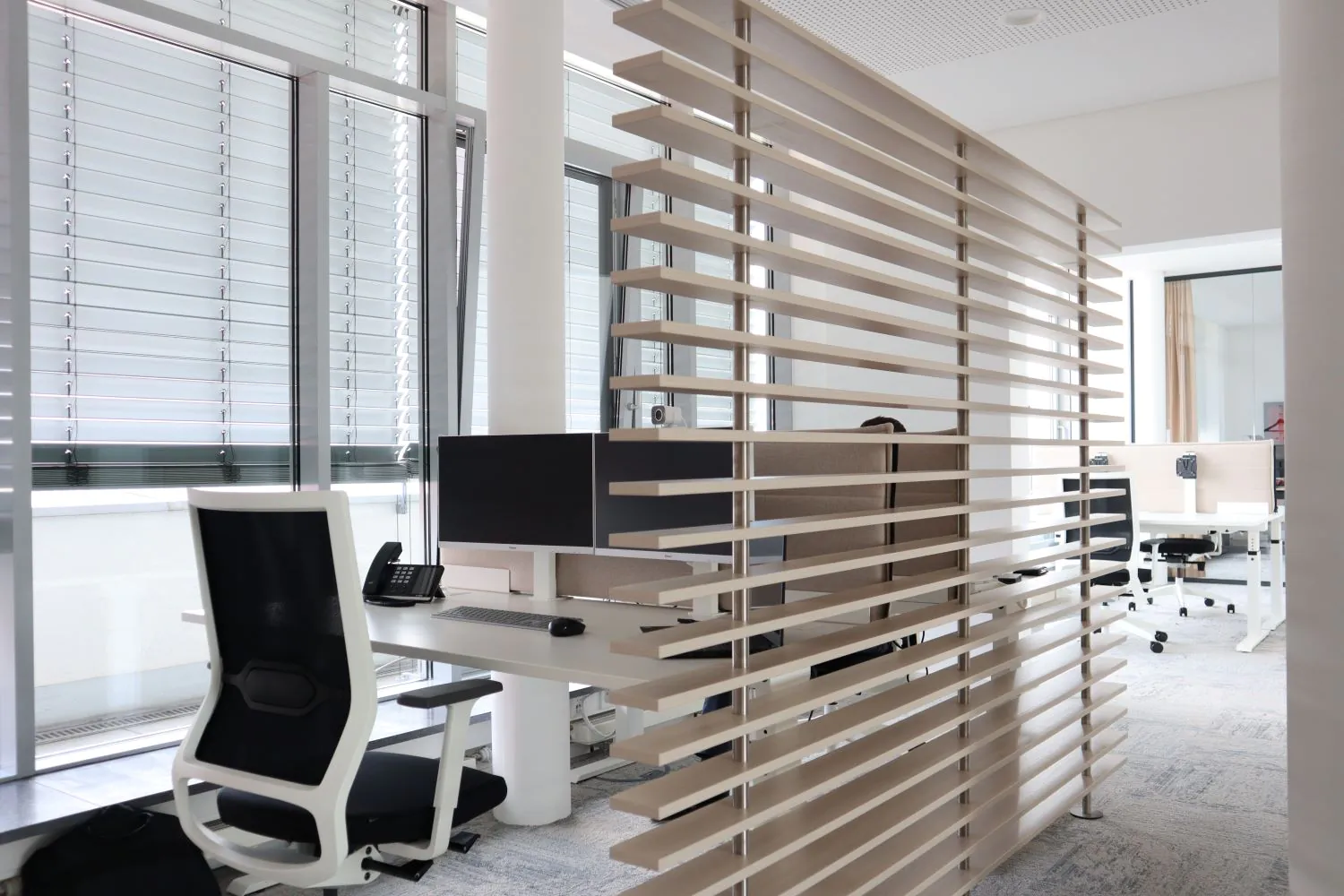 offener Büroraum durch Holzpaneele abgetrennte Rückansicht leerer Arbeitsplätze