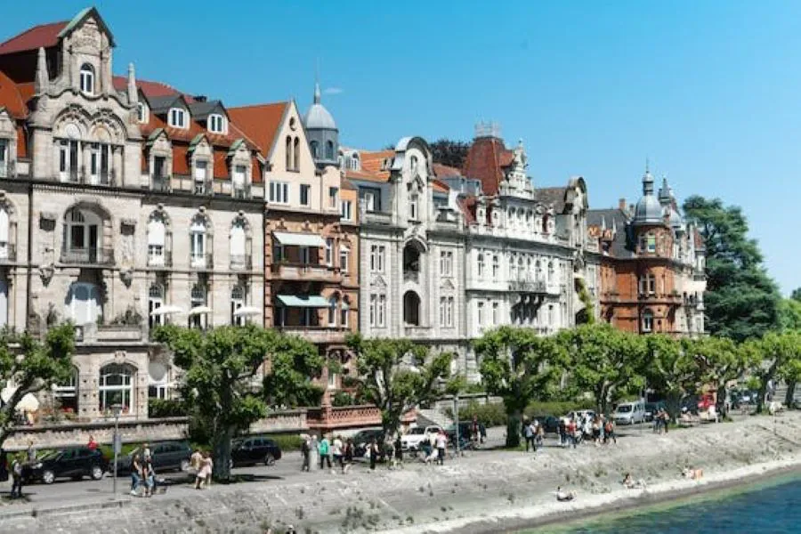 Panoramaansicht Seepromenade in Konstanz mit Häusern und Bäumen vor Bodensee