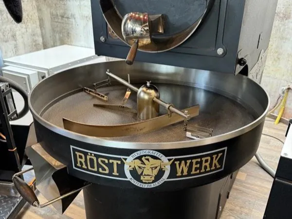 Eine professionelle Maschine der Firma Röstwerk zum Kaffee mahlen